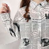 Camisa tipo blusa con cuello vuelto y estampado de periódico vintage